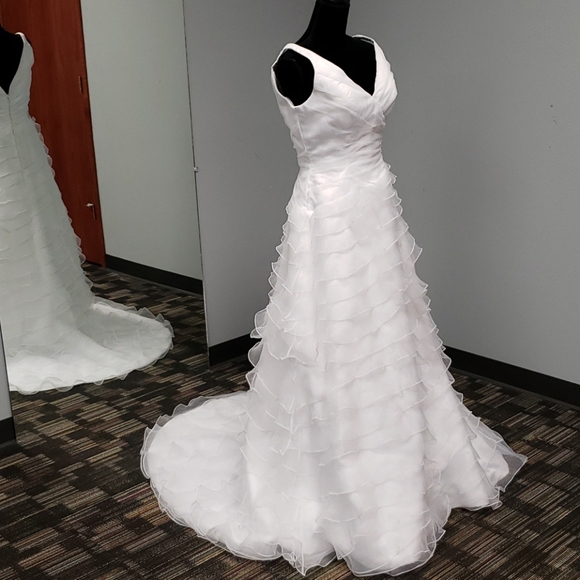 Moonlight wedding, V- neck, open back, size 14, - Picture 6 of 15